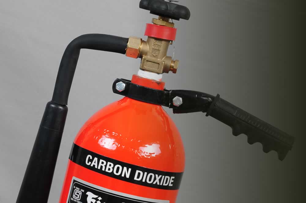 Portable CO2 type extinguisher